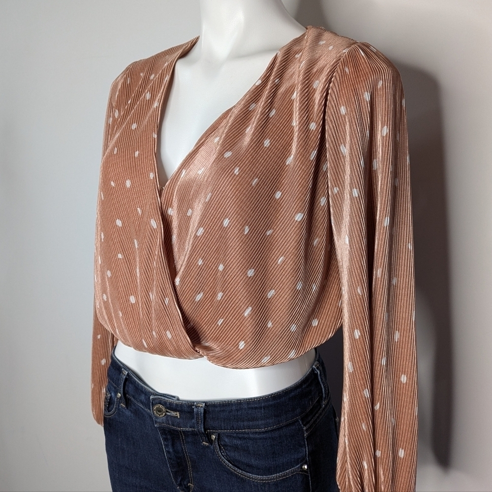 ASTR Tan White Polka Dot V Neck Faux Wrap Long Sleeve Crop Top Blouse XS - Picture 2 of 8